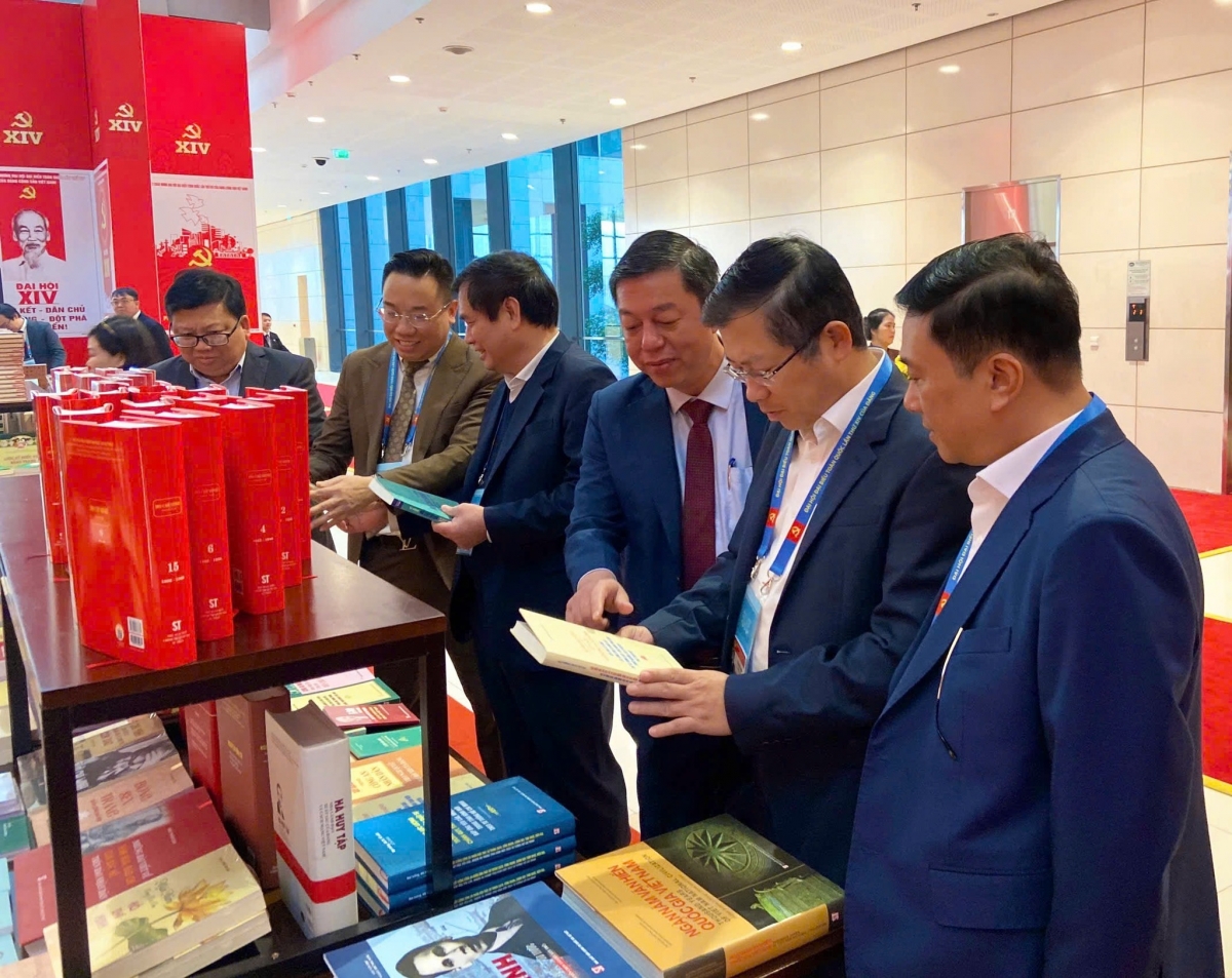 PGS.TS. Vũ Trọng Lâm, Ủy viên Ban Chấp hành Đảng bộ các cơ quan Đảng Trung ương, Bí thư Đảng ủy, Giám đốc - Tổng Biên tập NXB Chính trị quốc gia Sự thật cùng các đại biểu tại khu trưng bày sách.