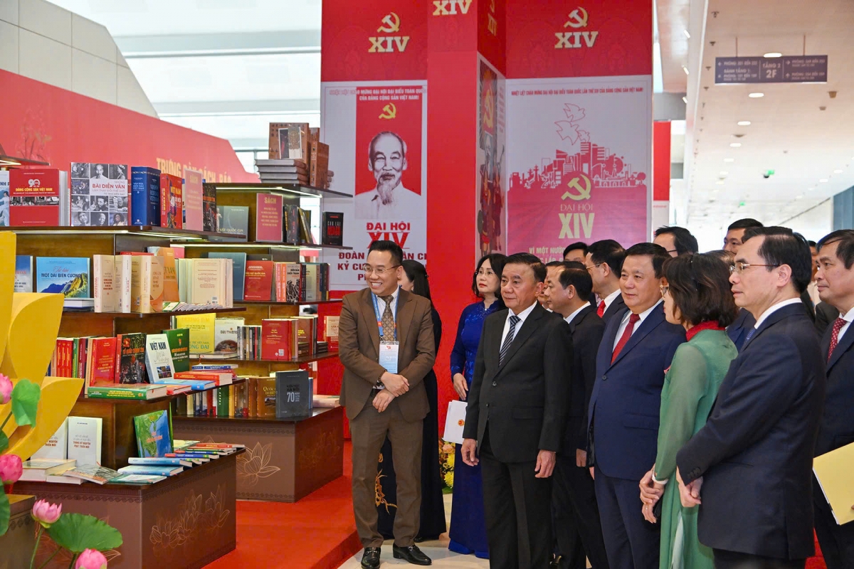 Ủy viên Bộ Chính trị, Thường trực Ban Bí thư Trần Cẩm Tú cùng các đại biểu kiểm tra công tác chuẩn bị và tham quan Khu trưng bày sách, báo phục vụ Đại hội.