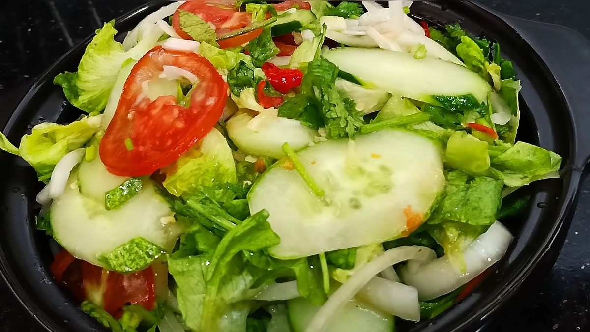Salad rau xanh là lựa chọn phổ biến cho bữa tối nhờ hàm lượng calo thấp nhưng giàu chất xơ
