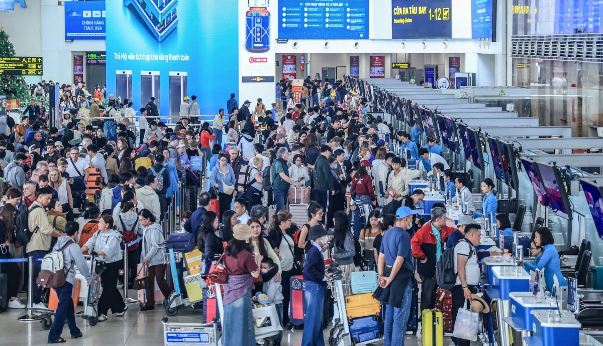 Hành khách làm thủ tục đi máy bay tại Cảng Hàng không quốc tế Nội Bài. 