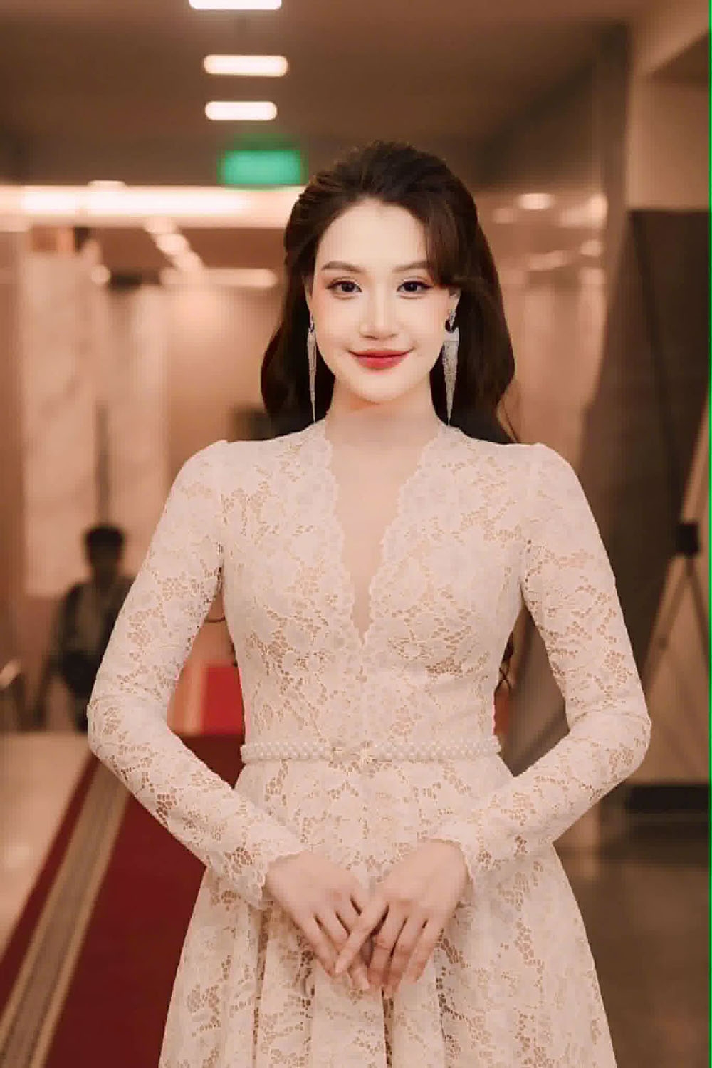 Đây là một ca khúc tràn đầy sức trẻ được viết bởi nhạc sỹ Tường Minh và ca sỹ thể hiện là Thu Thủy, họ đều là những thanh niên đang ở giai đoạn nhiệt huyết nhất của tuổi trẻ.