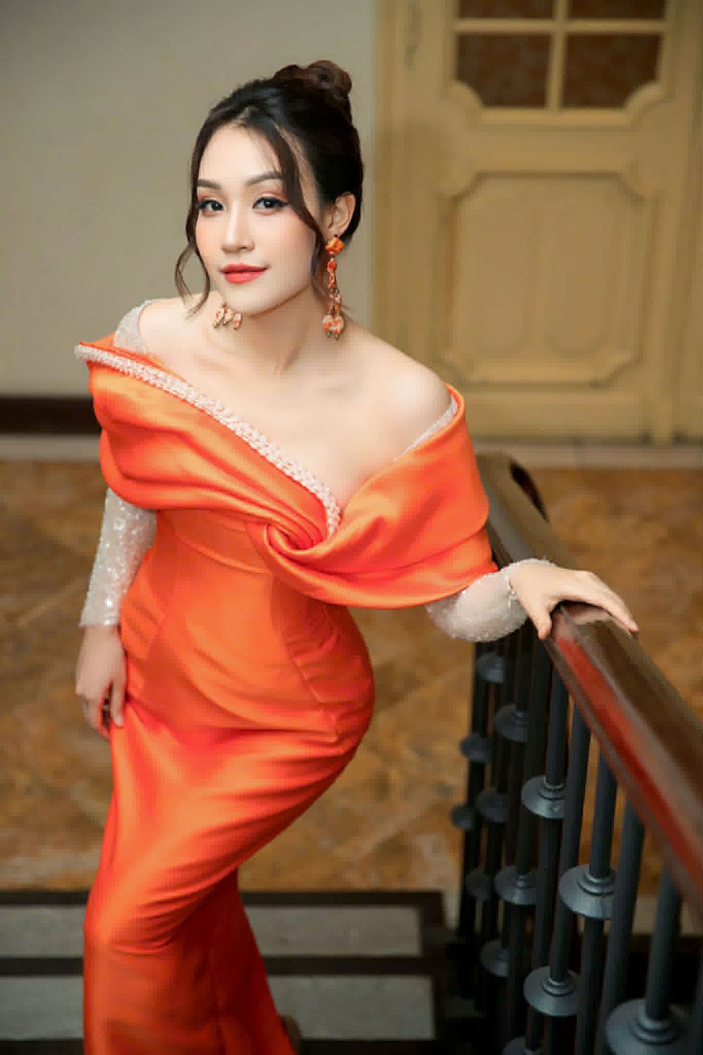 Tường Minh chọn cách viết thể hiện sự giản dị, gần gũi, thấu cảm để dễ đi vào lòng người để ai cũng có thể hát được bài này, bằng trái tim của mình dành cho Đảng quang vinh.