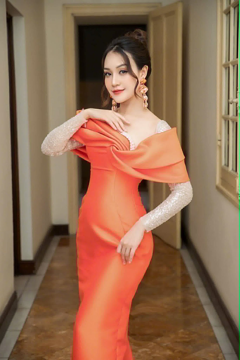 Lời bài hát rất gần gũi, dễ hiểu, giai điệu trẻ trung, tiết tấu sôi động mang lại không khi tươi vui, hân hoan cho người nghe.