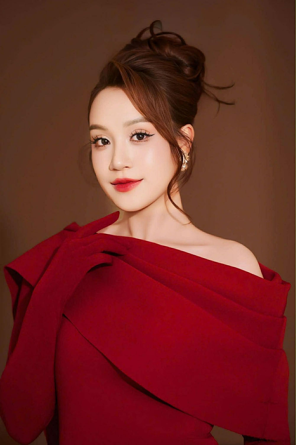 Nhạc sỹ trẻ Tường Minh sáng tác bài hát ca ngợi Đảng nhưng không quá khô khan, không quá trịnh trọng mà gần gũi quen thuộc khác, cũng như sự gần gũi giữa “ý Đảng, lòng Dân” luôn hoà quyện vào nhau, thống nhất muôn người như một.