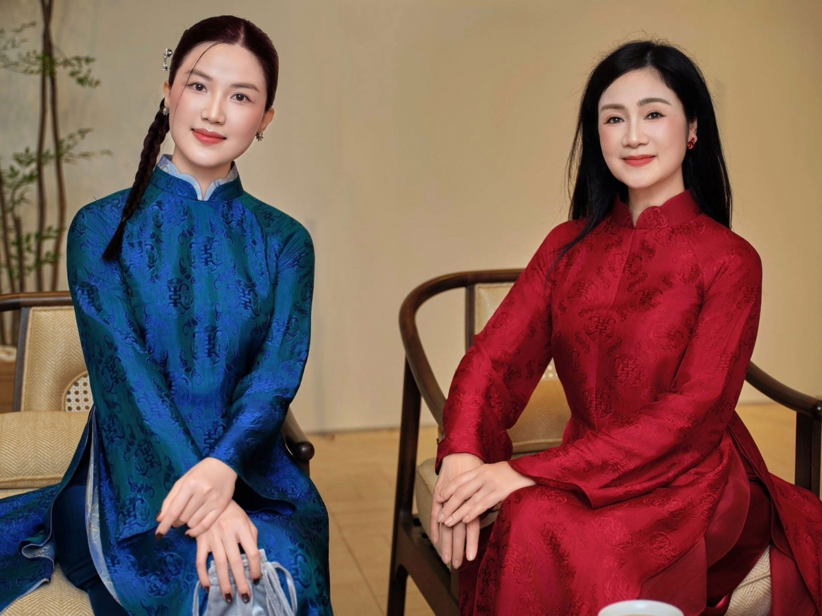 NSND Thu Hà được khen quá trẻ đẹp khi chụp ảnh cùng diễn viên Lương Thanh, kém cô 20 tuổi.