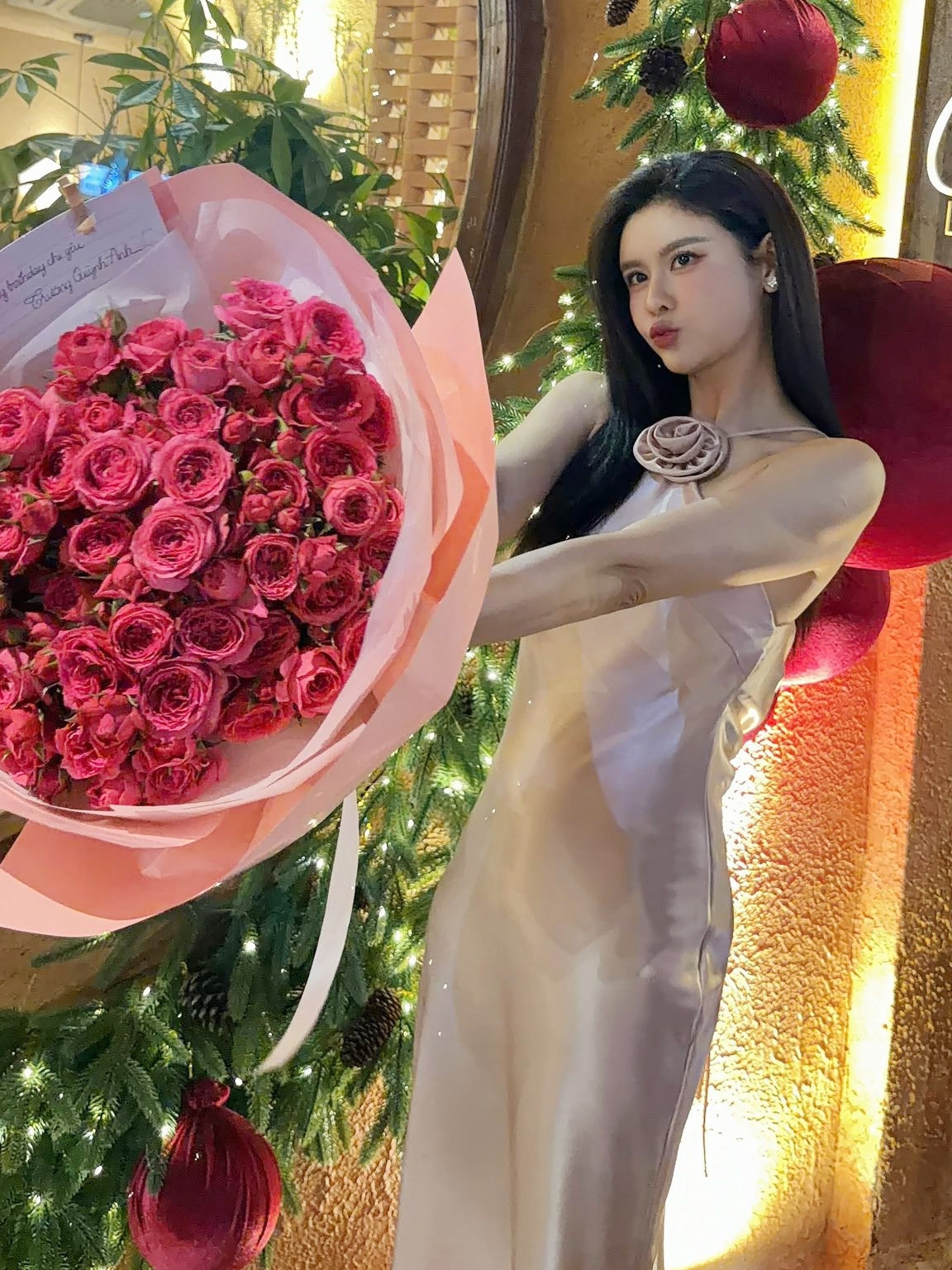 Trương Quỳnh Anh hạnh phúc khi được các fan lâu năm mừng sinh nhật bất ngờ.