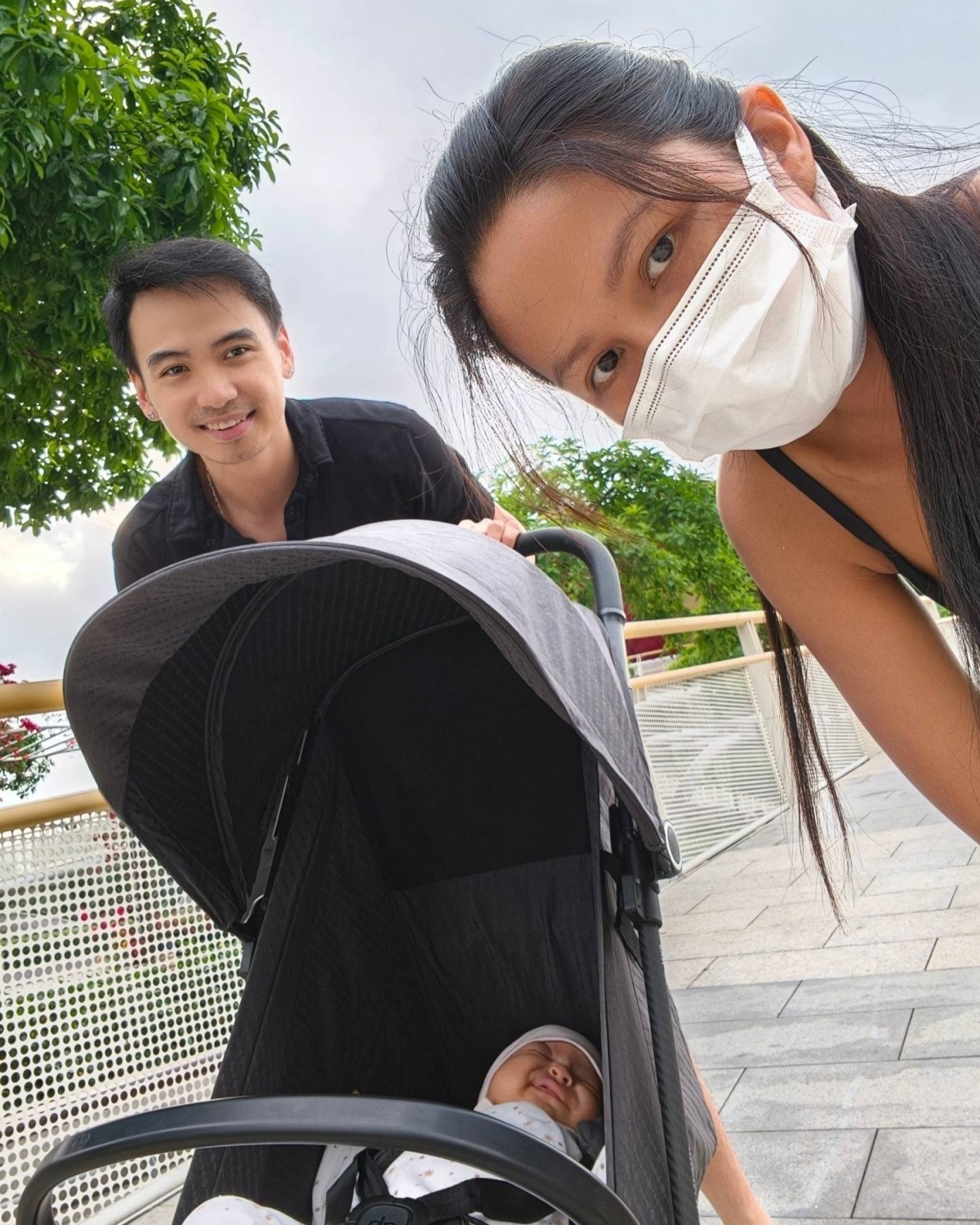 Sao Việt 20/1: Vợ chồng H'Hen Niê đưa con gái Harley đi tắm nắng. Nhóc tì vừa tròn 4 tháng tuổi, được nhận xét thừa hưởng những đường nét của cả bố và mẹ.