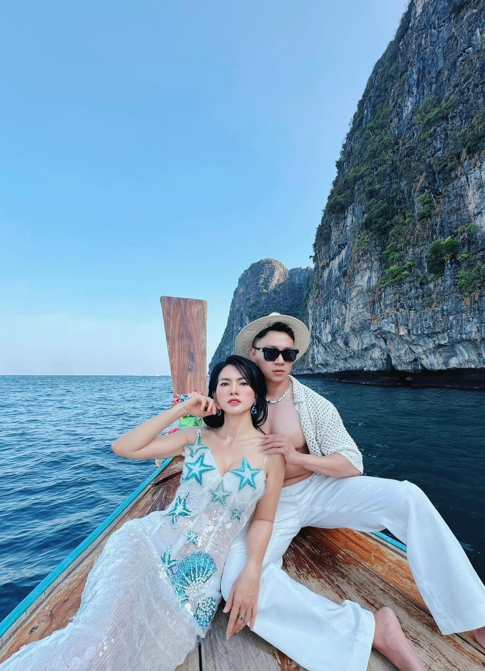 Siêu mẫu Anh Thư đăng ảnh kèm chia sẻ: "Mượn bồ của người khác...".