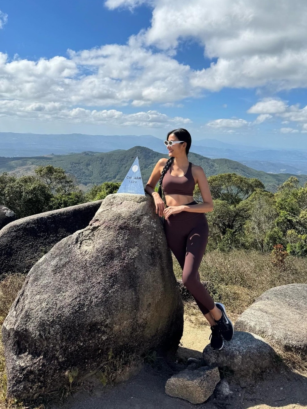 Á hậu Hoàng Thùy mất 8 tiếng cả đi lẫn về để chinh phục đỉnh núi Chư Nâm cao 1.472 m tại Gia Lai.