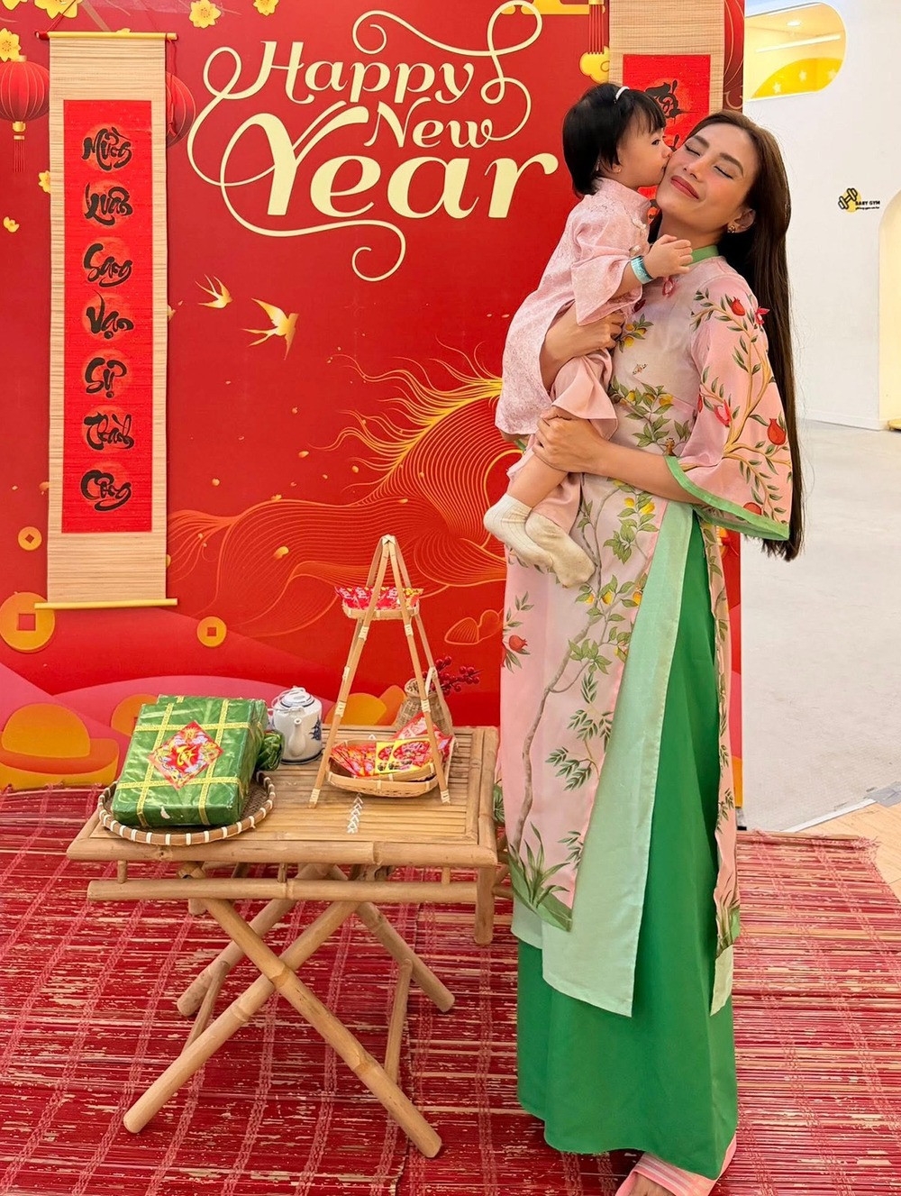 Siêu mẫu Võ Hoàng Yến âu yếm cưng chiều con gái.