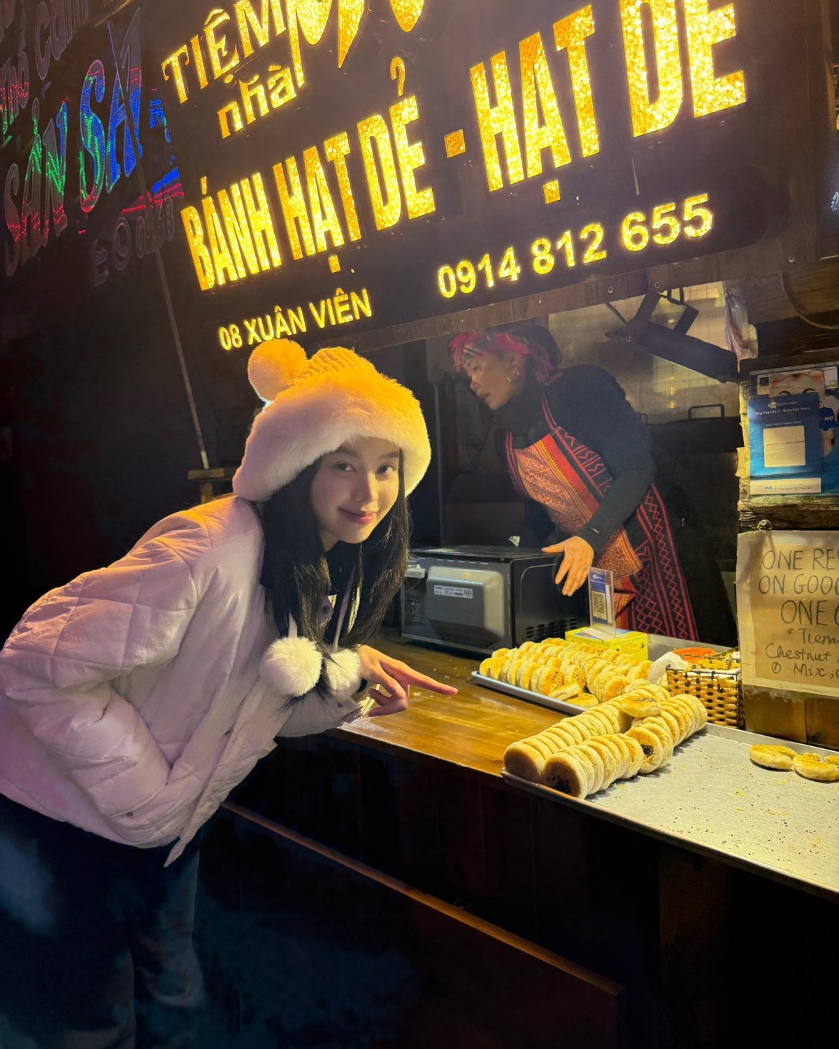 Hoa hậu Thanh Thủy háo hức thưởng thức đặc sản bánh hạt dẻ khi đến Sa Pa.