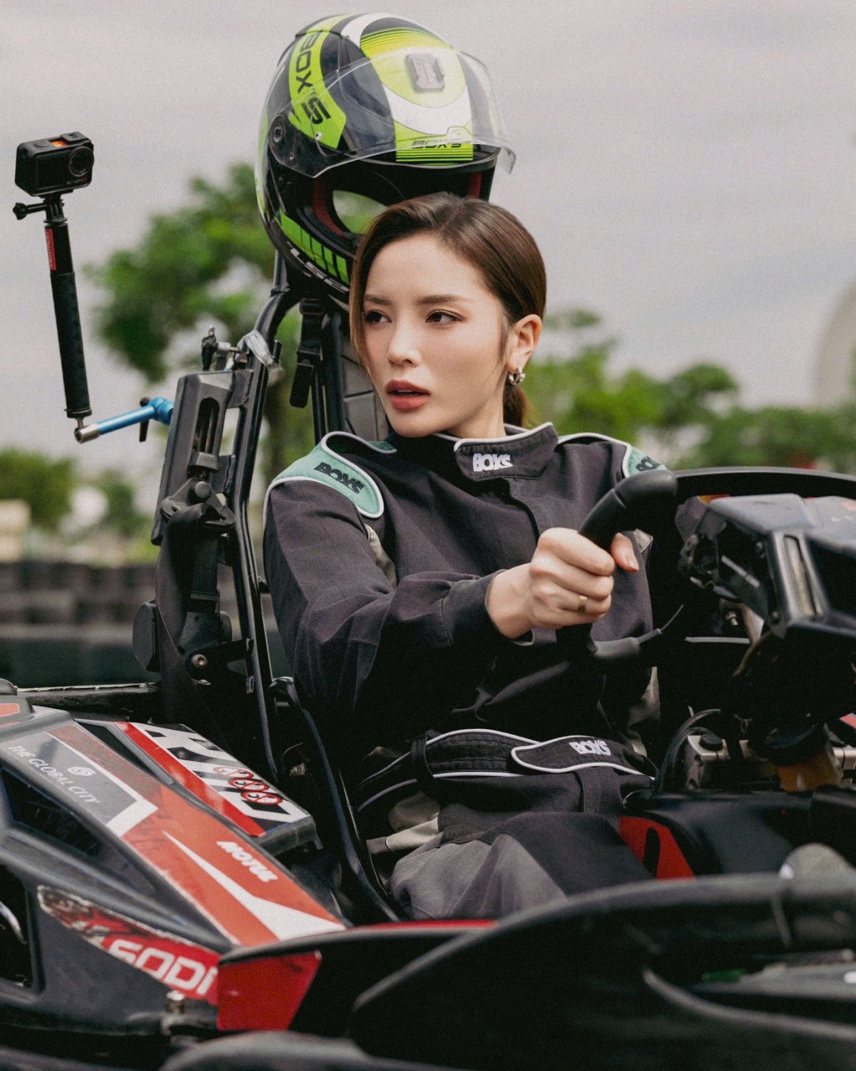 Kỳ Duyên trải nghiệm bộ môn đua xe công thức. Từ khi thực hiện series về chăm sóc sức khỏe, hoa hậu làm quen với nhiều môn thể thao.