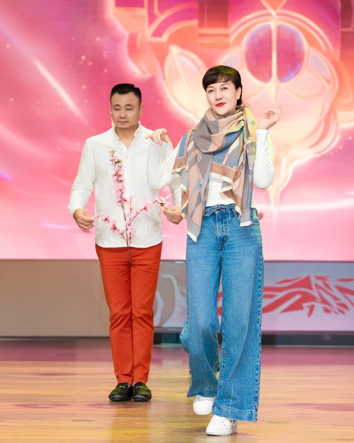 Sao Việt 24/1: Vân Dung tiết lộ hậu trường tập dượt cùng Tự Long cho chương trình Quảng trường mùa xuân, phát sóng thay thế Táo Quân năm nay. Nghệ sĩ cho biết họ 'tập 5 phút lại phải nghỉ 10 phút để cười'.