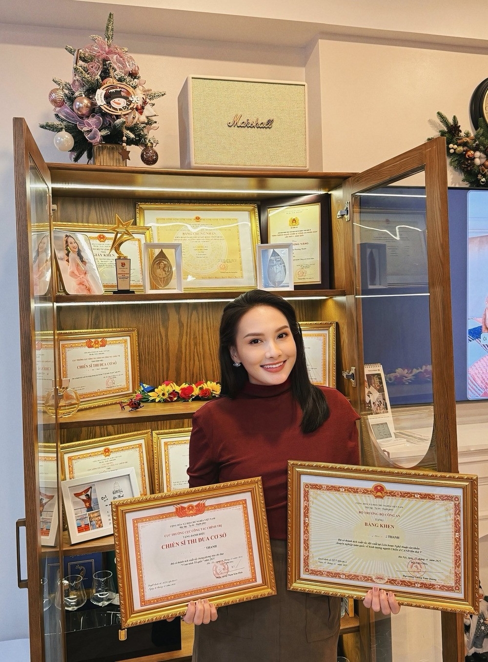 Diễn viên Bảo Thanh khoe nhiều bằng khen mới đạt được trong năm 2025.