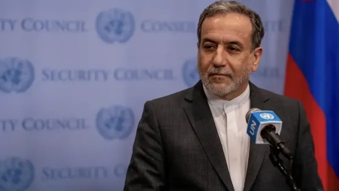 Ngoại trưởng Iran Abbas Araghchi phát biểu với giới truyền thông tại trụ sở Liên hợp quốc. (Ảnh: Al Arabiya)