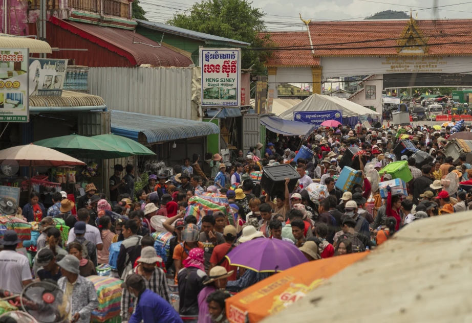 Lao động nhập cư tại Campuchia gặp nhiều khó khăn do xung đột biên giới. Ảnh: AP