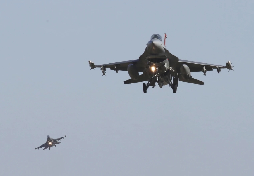 Tiêm kích F-16. Ảnh: AP