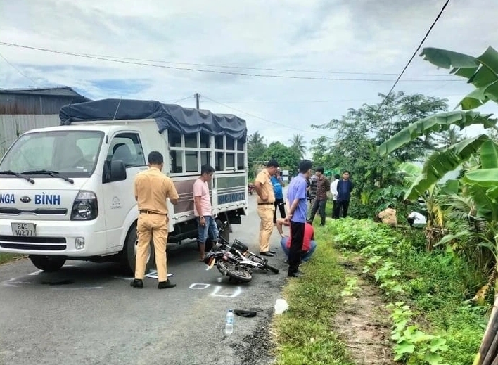Công an dựng lại hiện trường vụ tai nạn.
