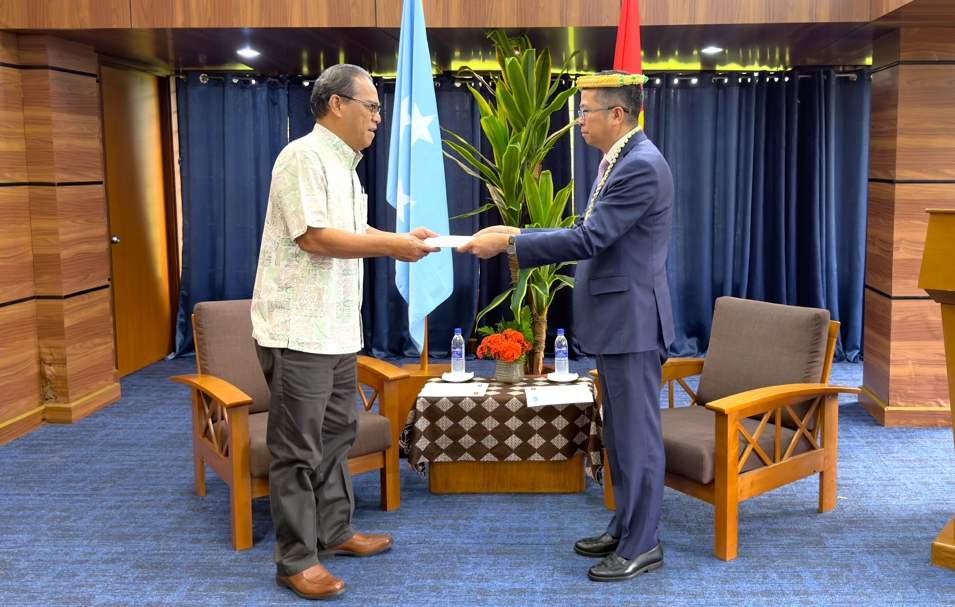 Đại sứ Phạm Thanh Bình (ảnh phải) trình Quốc thư lên Tổng thống Micronesia Wesley W. Simina.