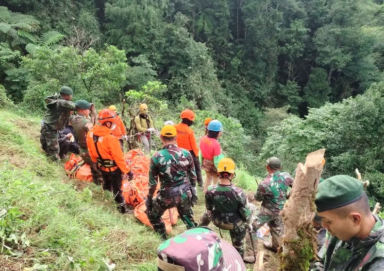 Đội Tìm kiếm và Cứu hộ Quốc gia Indonesia sơ tán một nạn nhân của vụ tai nạn máy bay ATR 42-500. (Nguồn: Makassar)