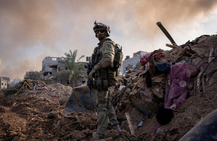 Một binh sĩ Israel tại dải Gaza. (Ảnh: Reuters)