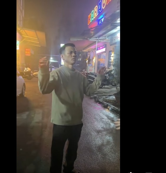 Nghi phạm sau khi ra tay bị người dân bắt giữ. Ảnh: Cắt từ clip MXH