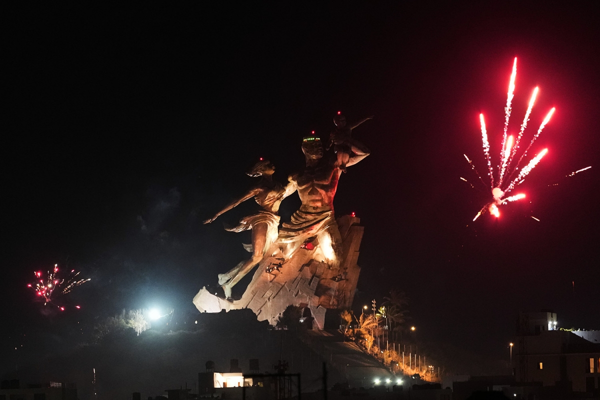 Pháo hoa thắp sáng Tượng đài Phục hưng châu Phi ở Dakar, Senegal, ngày 1/1/2026. Ảnh: AP