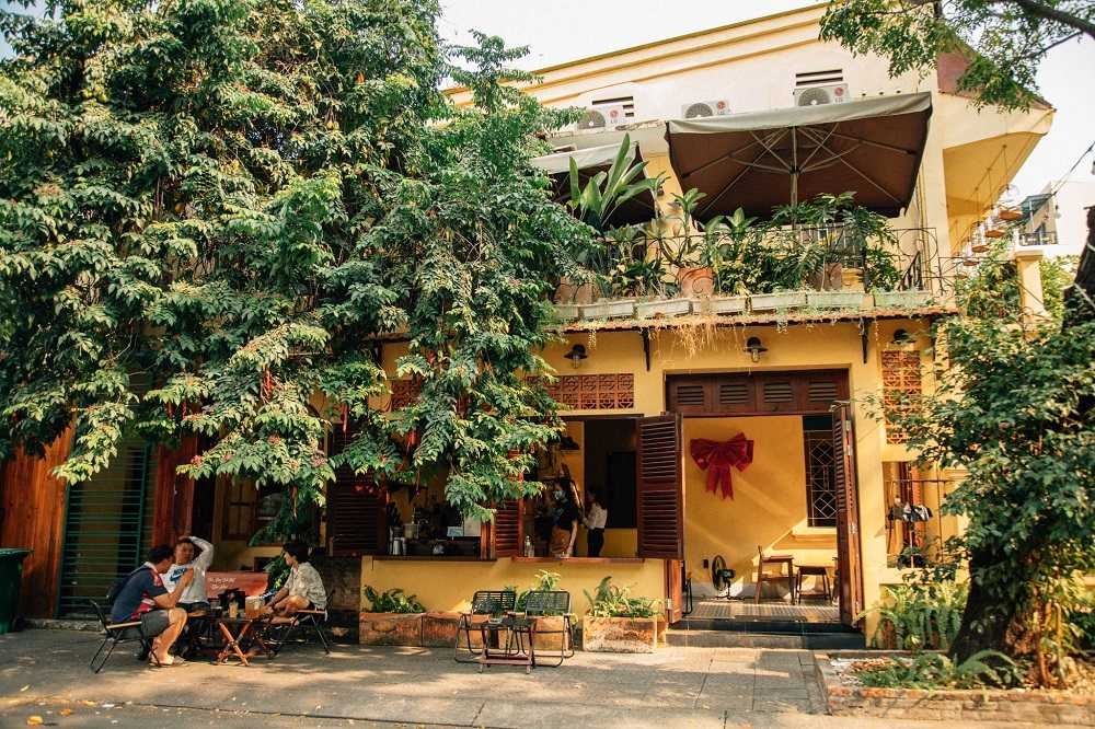 Không gian xanh mát bên ngoài A Priori, quận 1 (Ảnh: Fanpage A Priori)