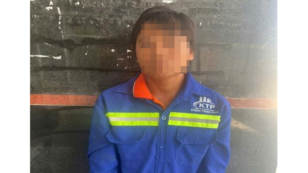 Đối tượng Tình bị công an bắt giữ khi đang lẩn trốn