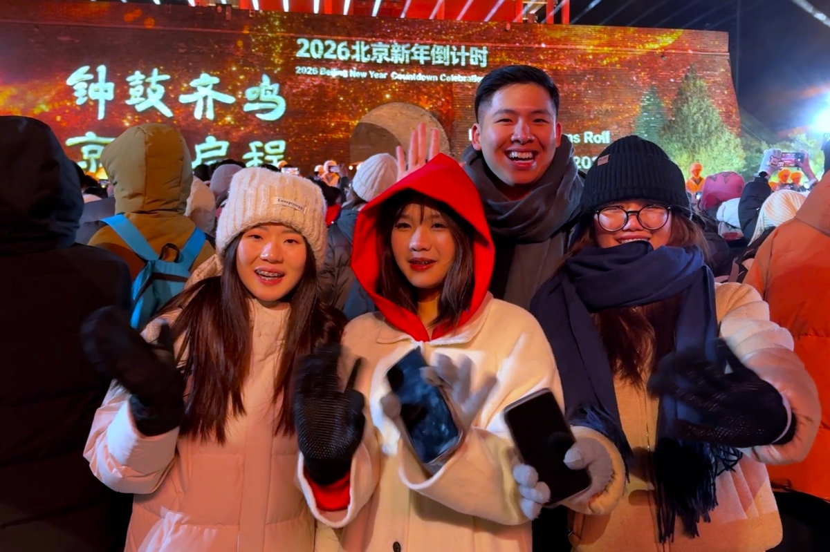 Các bạn sinh viên Việt Nam tại Bắc Kinh cùng hô vang khẩu hiệu Chúc mừng năm mới