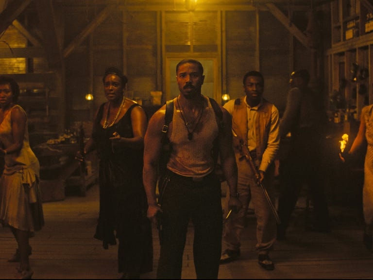 Bối cảnh Clarksdale, Mississippi năm 1932 được tái hiện u ám, đậm màu sắc lịch sử trong "Sinners". (Ảnh: Warner Bros Pictures)