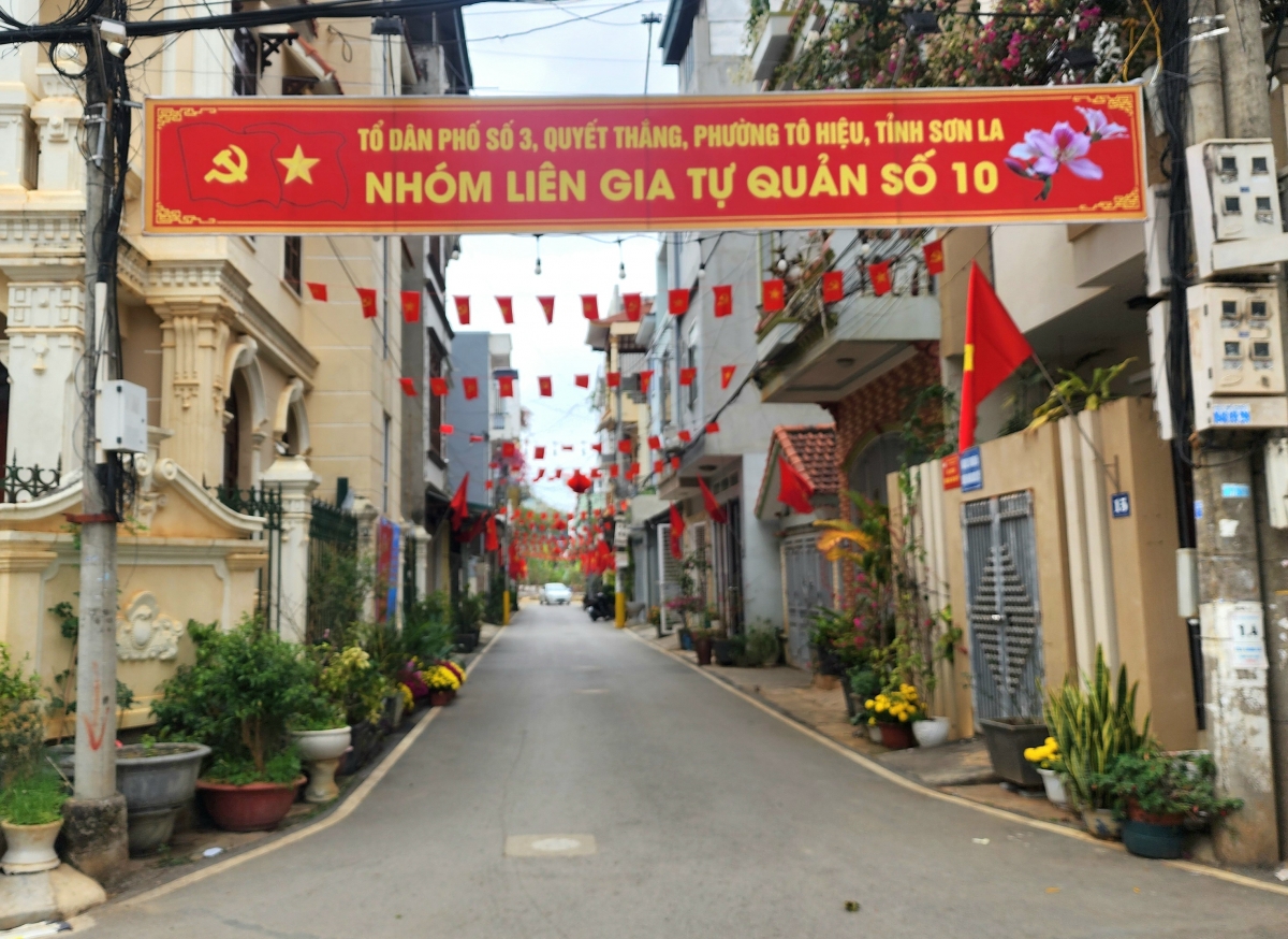 Không khí tưng bừng phấn khởi lan tỏa khắp ngõ phố, khu dân cư.