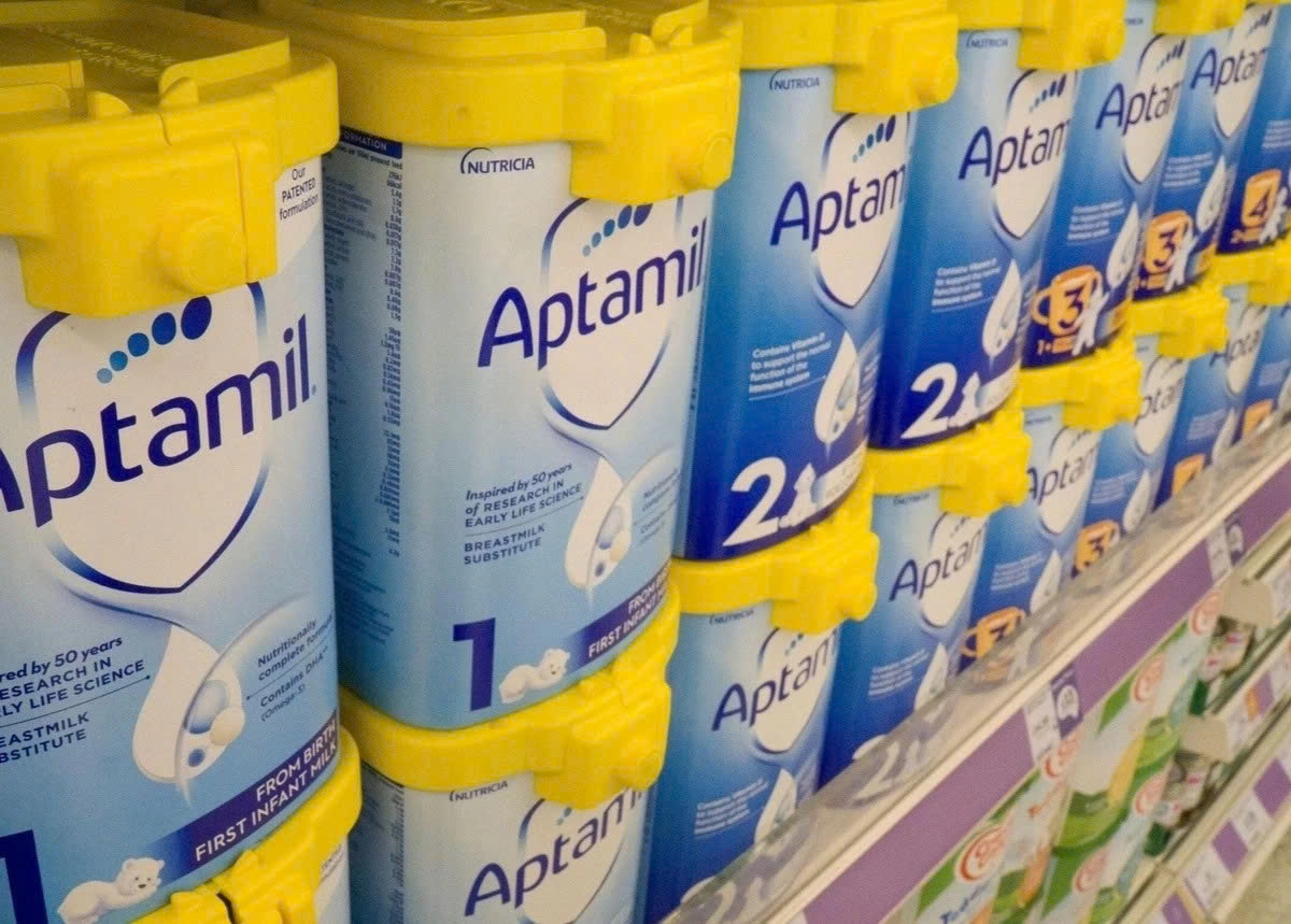 Nhiều quốc gia đã triển khai các đợt thu hồi một số lô sữa Aptamil. (Ảnh: VTC News)