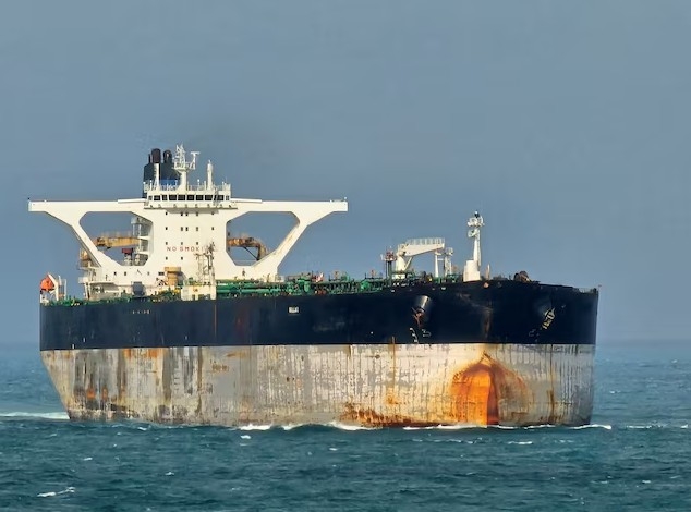 Tàu chở dầu Bella 1 tại eo biển Singapore tại 18/3/2025. Ảnh: Reuters