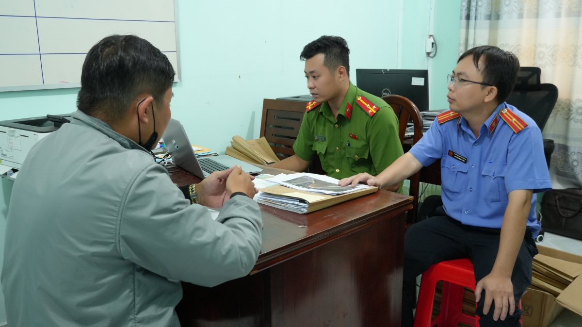 Tài xế xe tải có liên quan đến việc xe khách rượt đuổi nhau trên đường bị khởi tố