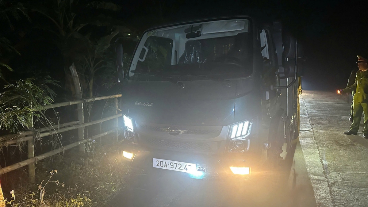 Công an phát hiện xe tải vận chuyển cát trái phép