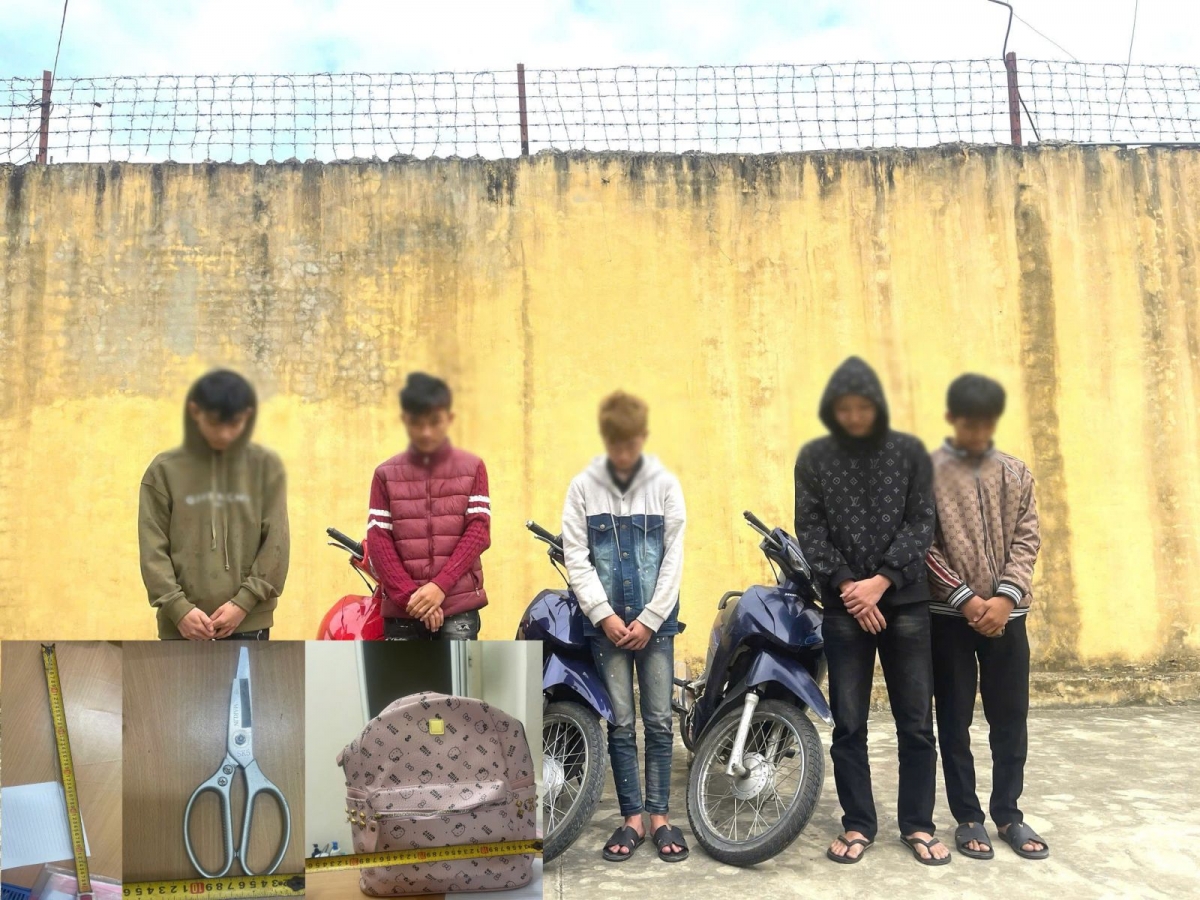 Các đối tượng cùng tang vật.