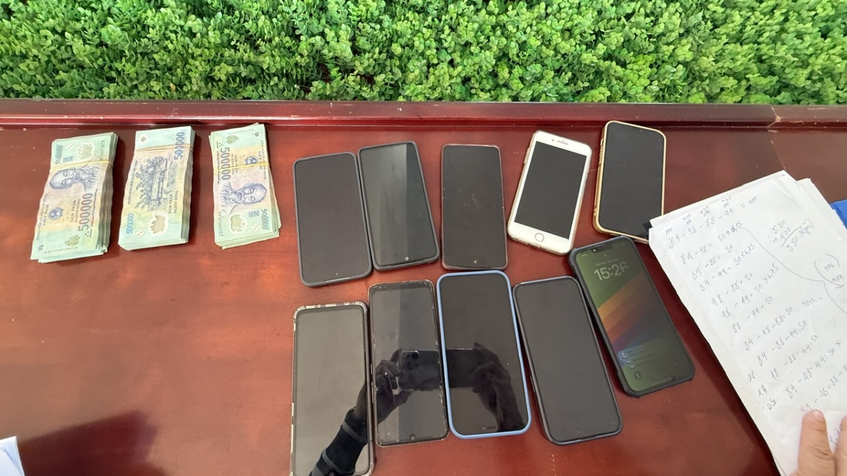 Tang vật của vụ án ghi số đề liên tỉnh được Cơ quan điều tra thu giữ. (Ảnh: Công an Đắk Lắk)