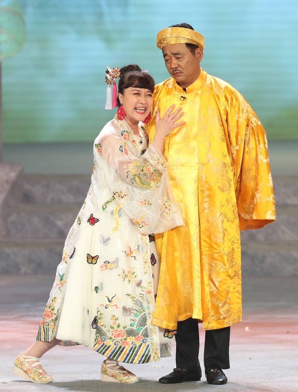 Trưa 7/1, mạng xã hội lan truyền thông tin NSND Quốc Khánh bị ung thư phổi di căn vào xương. Tuy nhiên, NSND Quốc Khánh đã lên tiếng phản bác thông tin trên. Anh chia sẻ: "Tôi hiện tại ổn, sức khỏe bình thường". Nghệ sĩ nói không bị ảnh hưởng tinh thần khi bị đồn mắc bạo bệnh vì đã quen với việc trở thành chủ đề cho các tin đồn "giật gân".