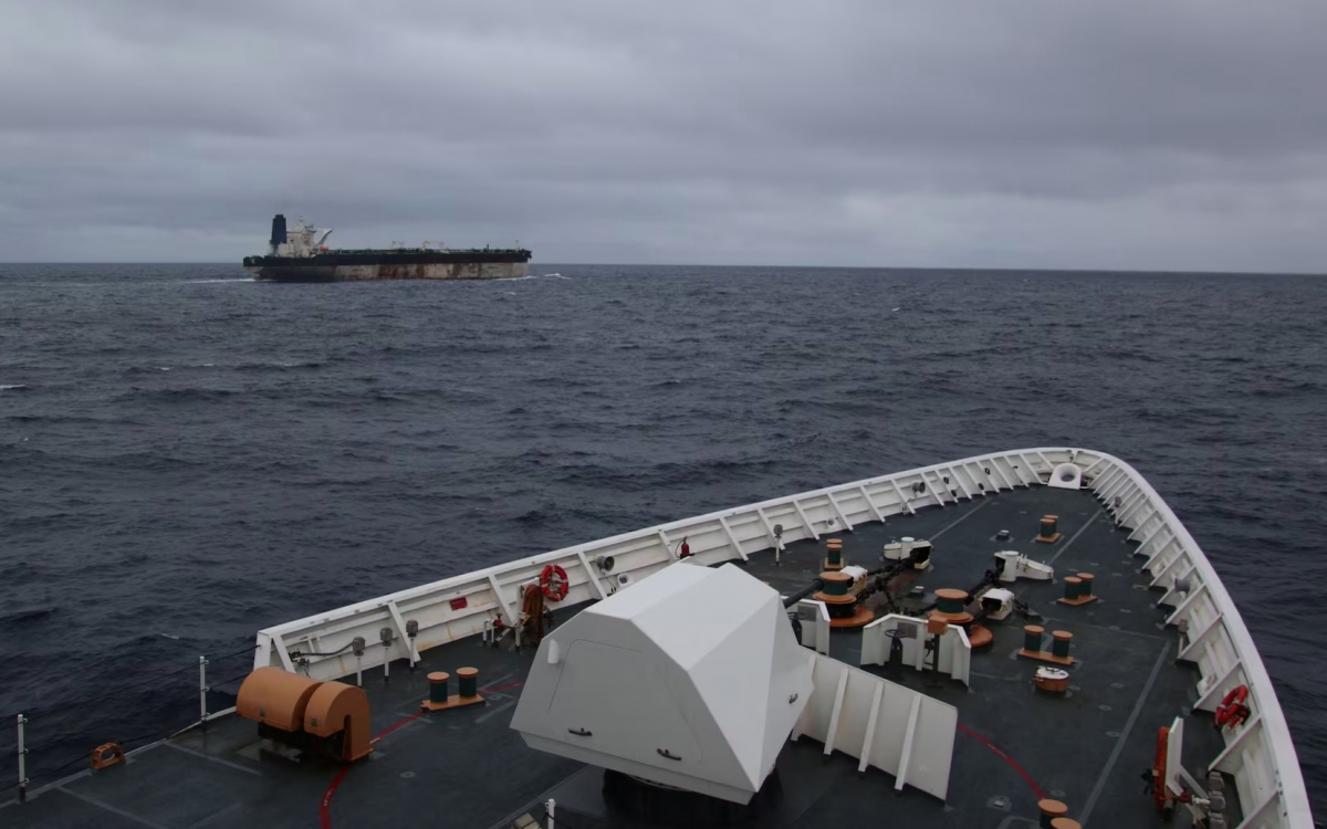 Ở phía xa là một tàu chở dầu của Venezuela. Ảnh: Quân đội Mỹ.