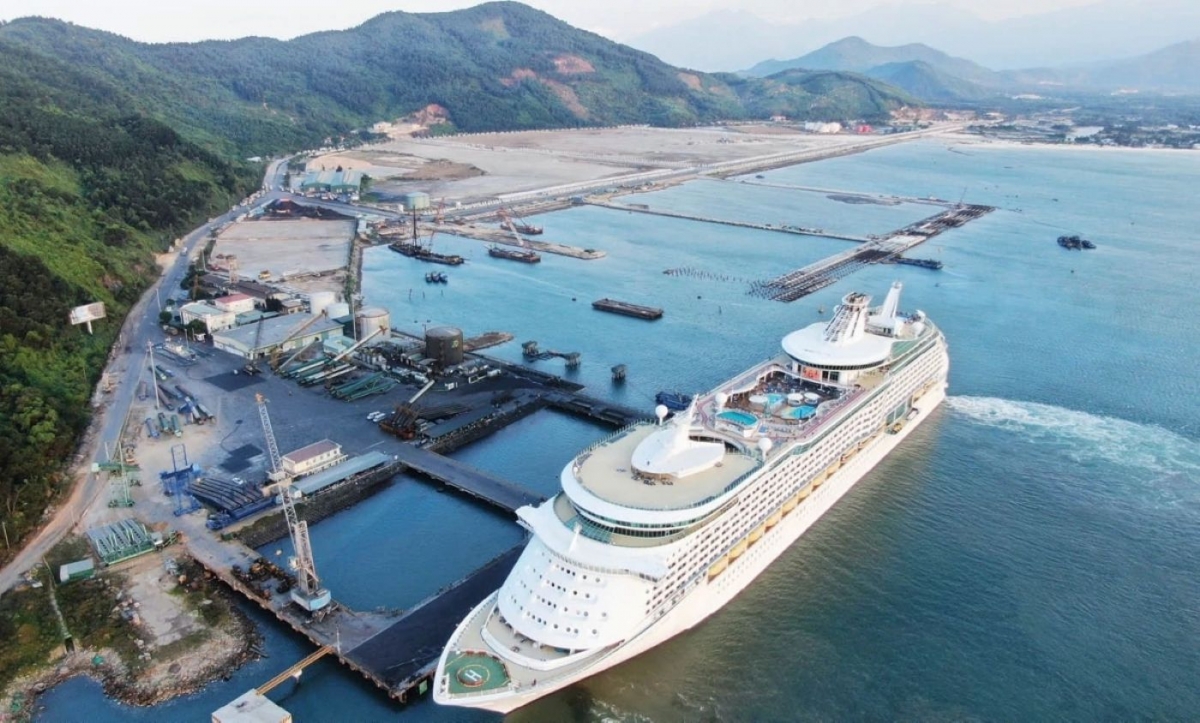 Tàu du lịch cập Cảng Chân Mây, thành phố Huế