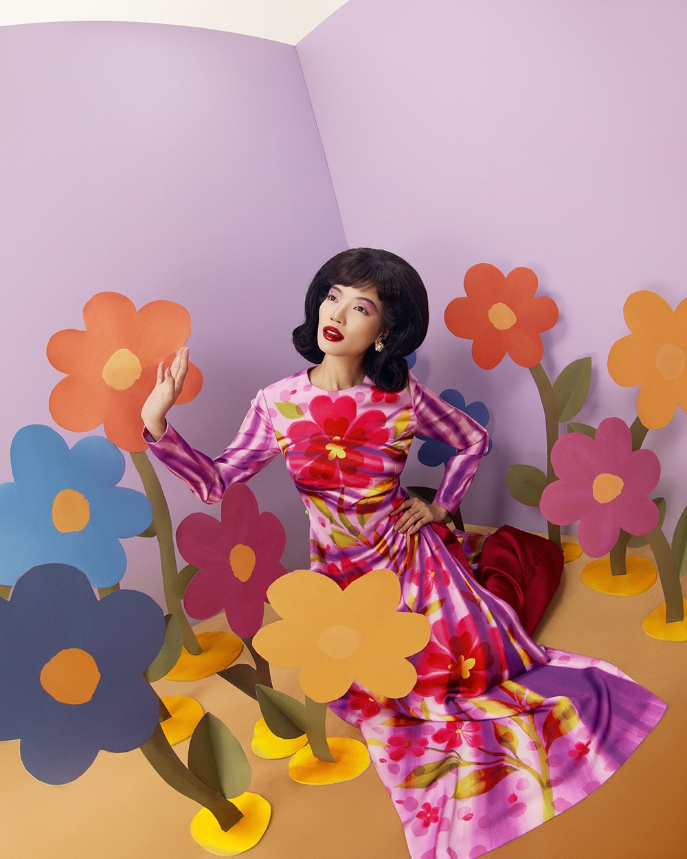 Bởi vậy, những thiết kế áo dài Tết thường gợi cảm giác như đang bước vào một triển lãm, chứ không đơn thuần là ngắm trang phục.