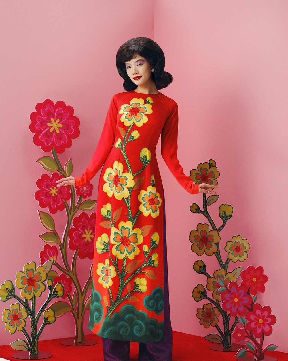 Thế mạnh của Thủy Nguyễn nằm ở khả năng chắt lọc tinh thần văn hóa Việt rồi chuyển hóa thành ngôn ngữ tạo hình đương đại. Những hình ảnh quen thuộc như hoa xuân, tranh dân gian hay linh thú được tiết chế đường nét, làm mới bằng bảng màu táo bạo nhưng hài hòa.