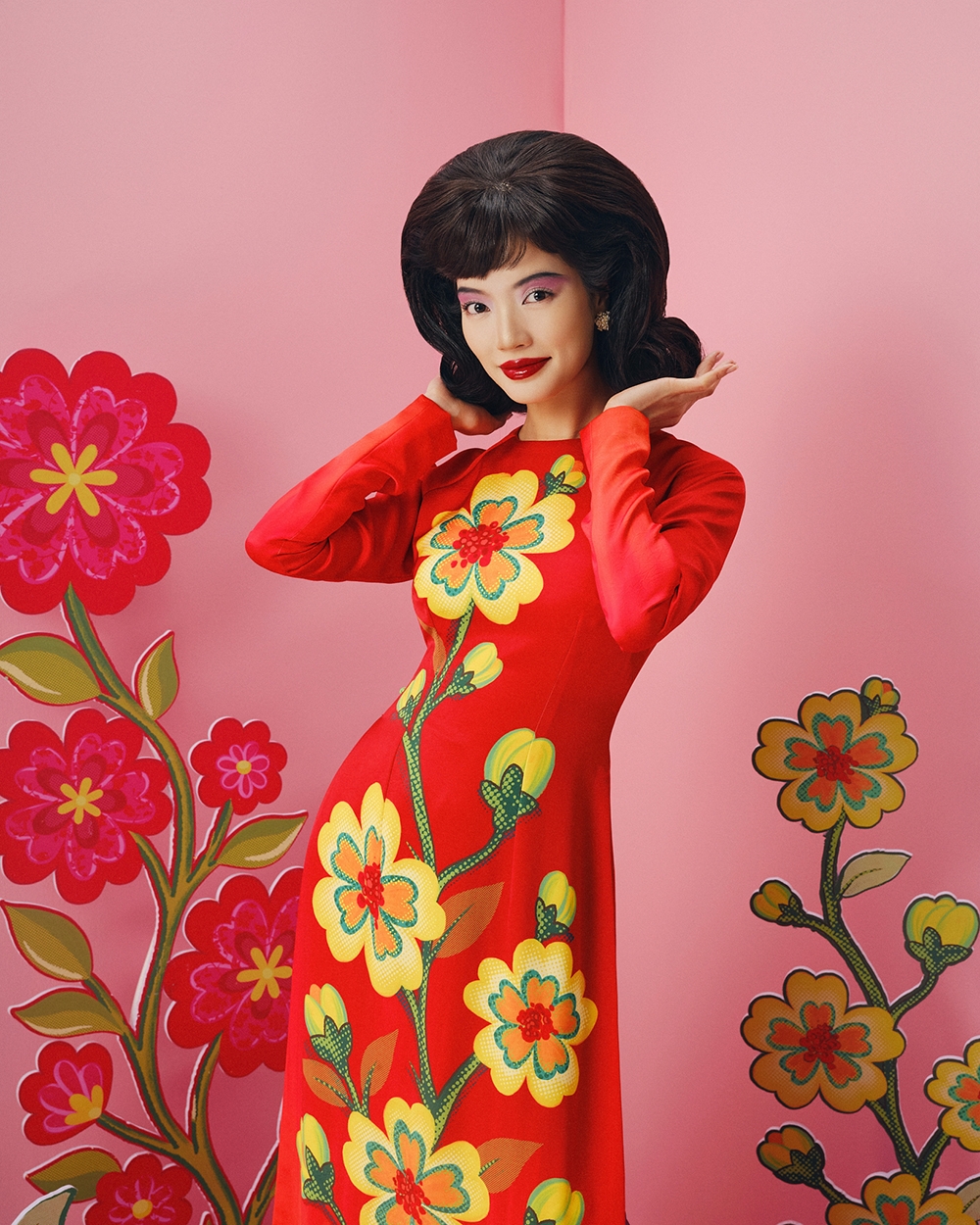 Cách làm này giúp trang phục không bị nặng hoài cổ, cũng không rơi vào lối cách tân cực đoan; các yếu tố được đặt ở một điểm cân bằng.