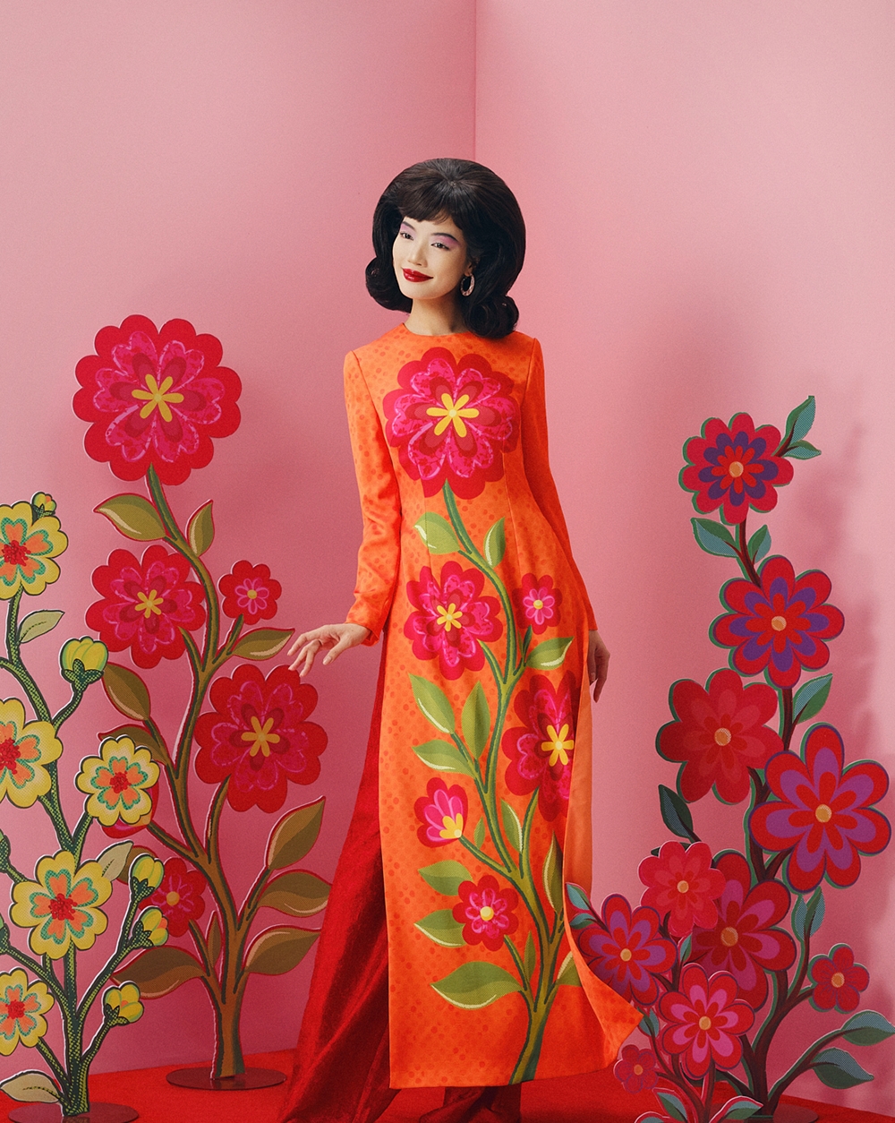 Trên nền phom áo dài truyền thống, các kỹ thuật xử lý bề mặt vải như in họa tiết độc bản, draping mềm hay chuyển sắc tinh tế được khai thác như một cách “vẽ” lên cơ thể người phụ nữ.