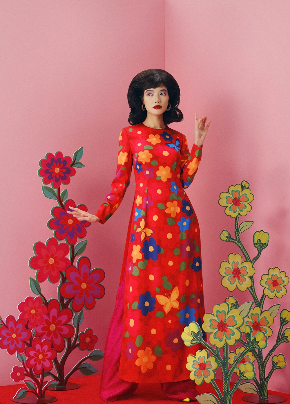 Áo dài vì thế không đứng yên, mà chuyển động theo từng bước đi, cử chỉ và nhịp thở – nữ tính nhưng không yếu mềm, rực rỡ nhưng không phô trương.