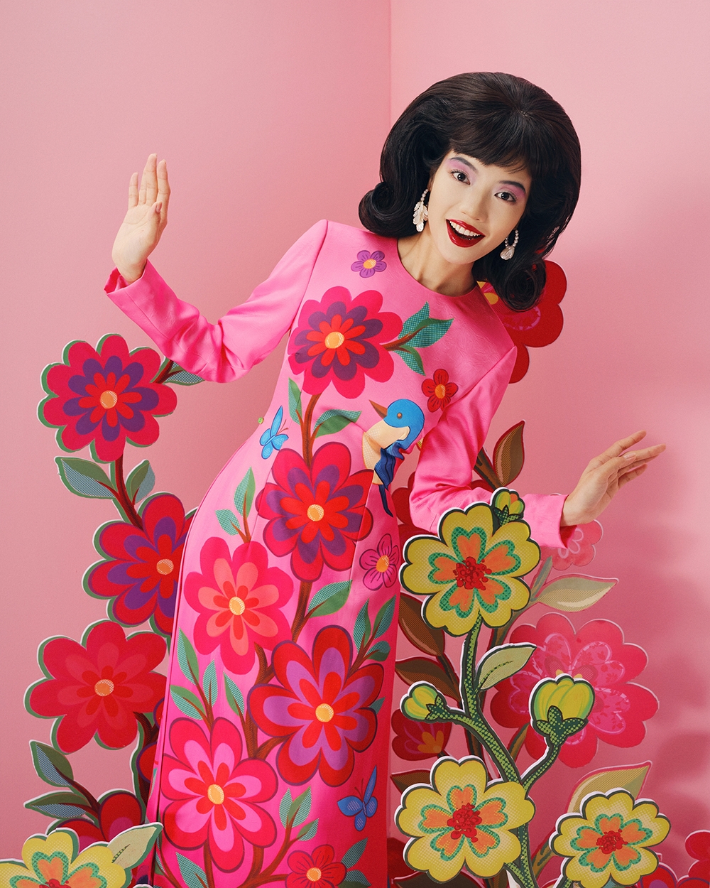 Điều được nhấn mạnh trong tinh thần bộ áo dài Tết lần này là quan niệm: Tết không nhất thiết phải diễn giải bằng những biểu tượng lặp lại. Tết có thể được kể bằng cảm xúc, màu sắc, ký ức thị giác và một ngôn ngữ thời trang đủ chín để không cần giải thích quá nhiều.