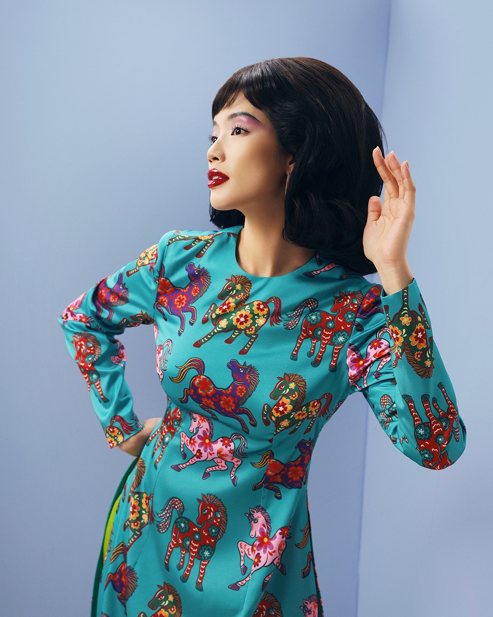 Ở bộ áo dài Tết lần này, Thủy Nguyễn làm mới trang phục truyền thống bằng họa tiết ngựa, đặt linh vật vào tổng thể tạo hình như một điểm nhấn thị giác thay vì chỉ là chi tiết trang trí.