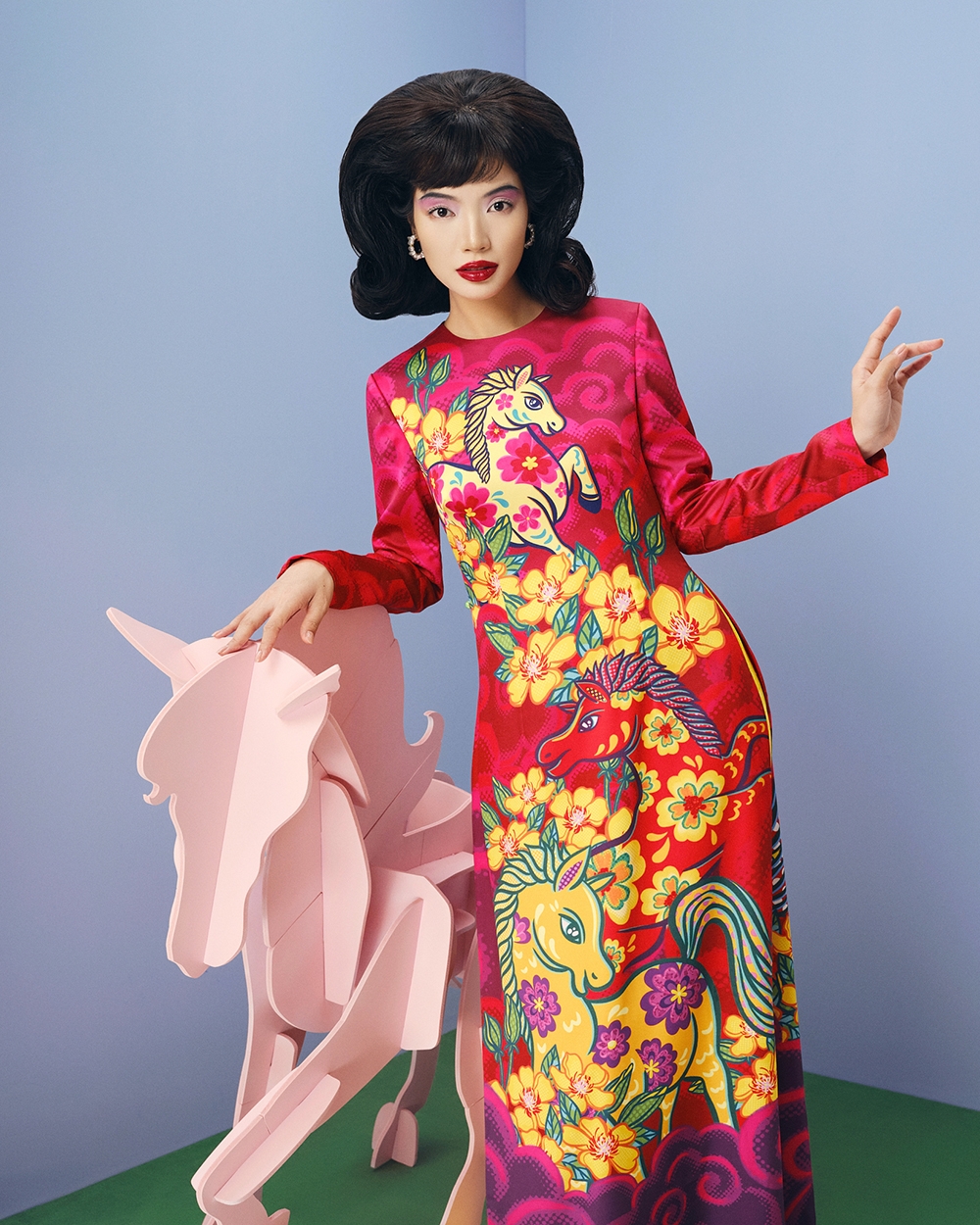 Trong cách tiếp cận của Thủy Nguyễn, áo dài không chỉ được thiết kế để mặc mà được dàn dựng như một không gian văn hóa. Mỗi mẫu áo là một “khung cảnh”, nơi hoa lá, linh vật, màu sắc và tỷ lệ hình khối được sắp đặt với tư duy của một người làm nghệ thuật thị giác hơn là thuần thời trang.