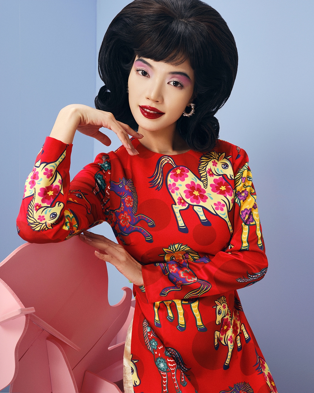 Sau hơn một thập kỷ kiên trì đưa văn hóa vào thời trang như một phần tự nhiên của đời sống, nhà thiết kế Thủy Nguyễn tiếp tục chọn con đường sáng tạo riêng: bền bỉ, chậm rãi và nhất quán trong cách kể những câu chuyện mang tinh thần Việt đương đại.